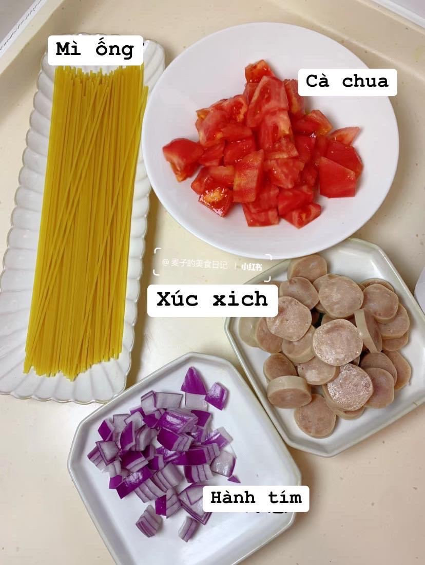 Mì ống sốt cà chua xúc xích và hành tím