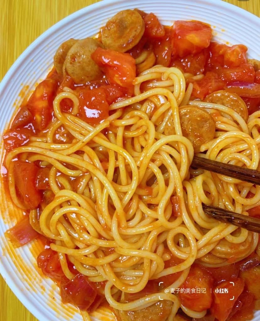 Mì ống sốt cà chua xúc xích và hành tím