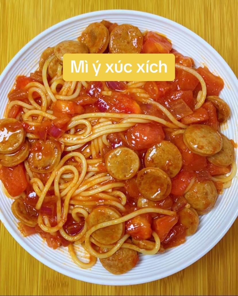 Mì ống sốt cà chua xúc xích và hành tím