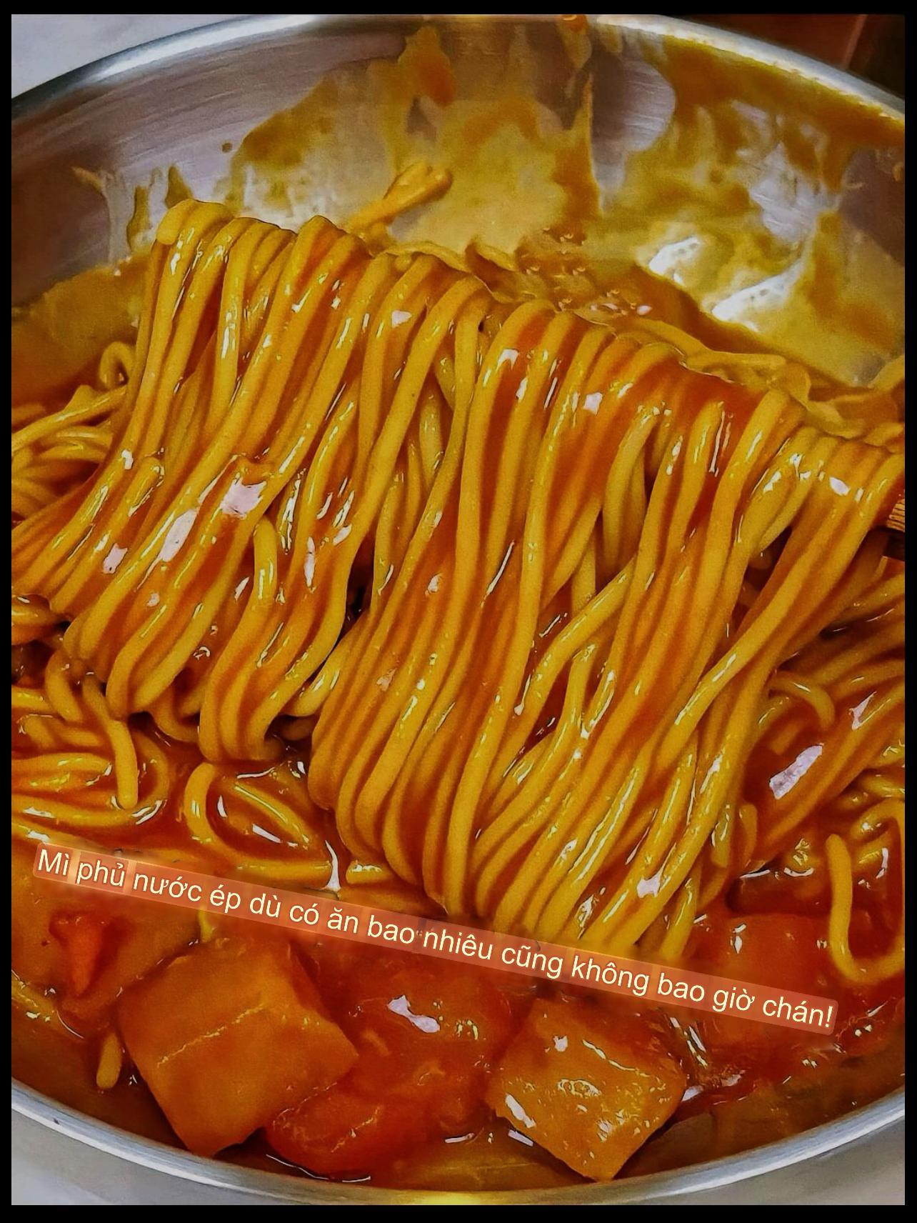 Mì phủ nước ép cà chua khoai tây, món mì sốt đậm đà ăn không bao giờ chán