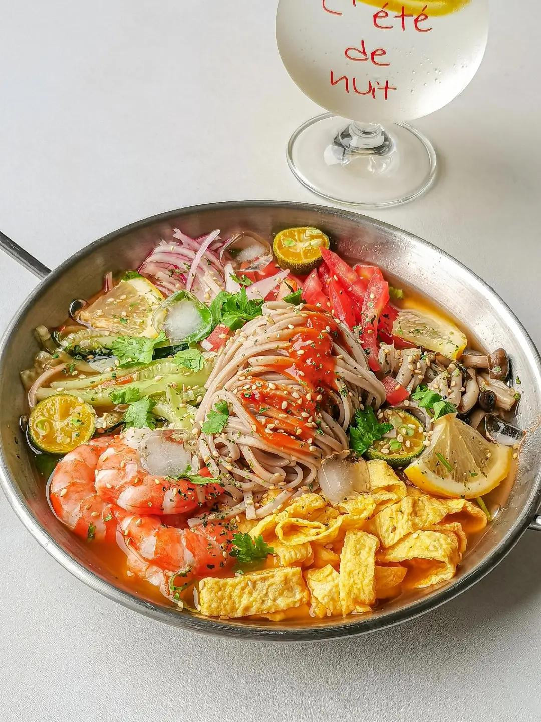 Mì Soba Tomyum Hải Sản: Mì soba trộn sốt chua cay, tôm luộc, trứng chiên xé sợi, nấm và rau củ giòn tươi