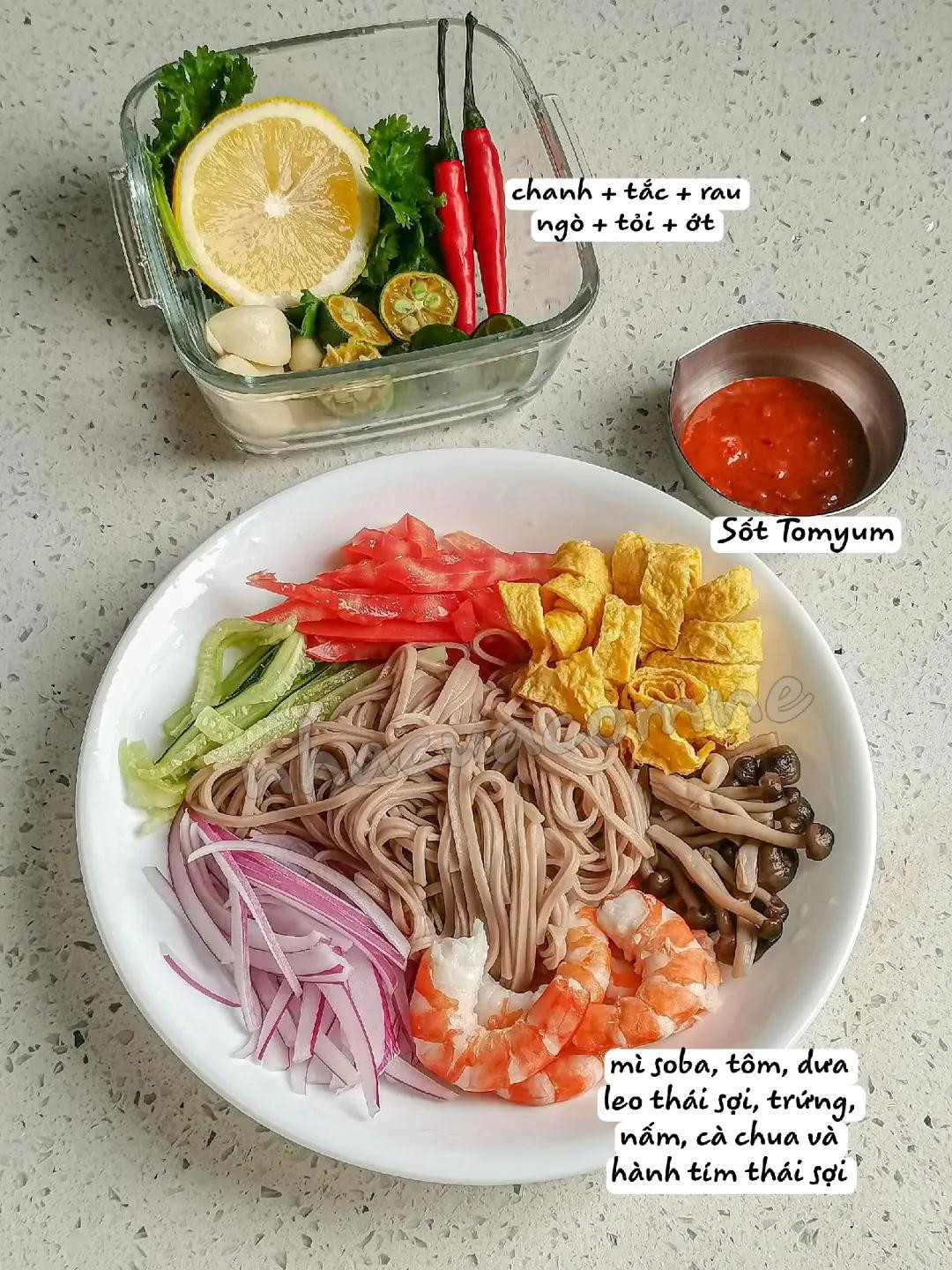 Mì Soba Tomyum Hải Sản: Mì soba trộn sốt chua cay, tôm luộc, trứng chiên xé sợi, nấm và rau củ giòn tươi