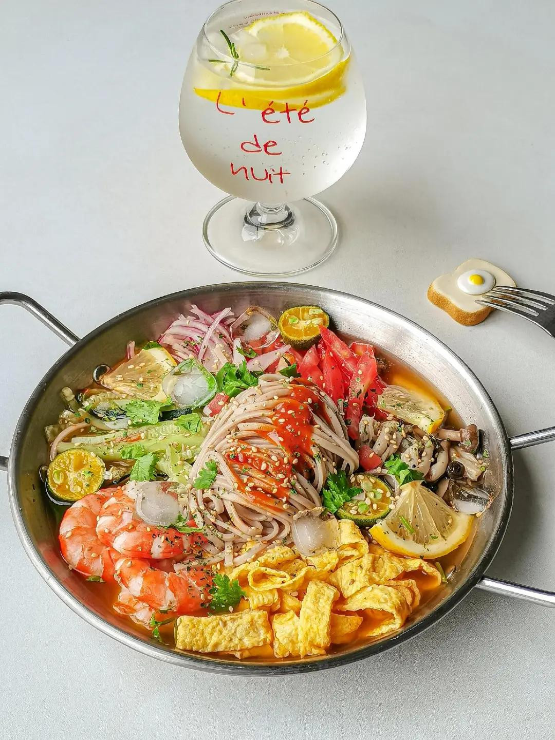 Mì Soba Tomyum Hải Sản: Mì soba trộn sốt chua cay, tôm luộc, trứng chiên xé sợi, nấm và rau củ giòn tươi