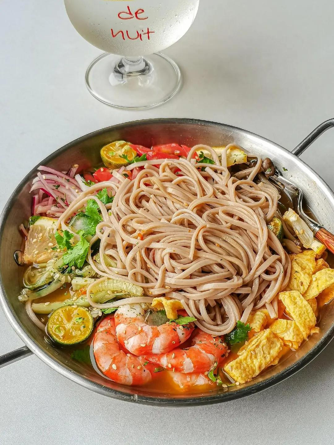 Mì Soba Tomyum Hải Sản: Mì soba trộn sốt chua cay, tôm luộc, trứng chiên xé sợi, nấm và rau củ giòn tươi