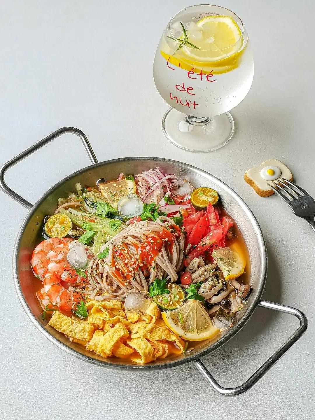 Mì Soba Tomyum Hải Sản: Mì soba trộn sốt chua cay, tôm luộc, trứng chiên xé sợi, nấm và rau củ giòn tươi