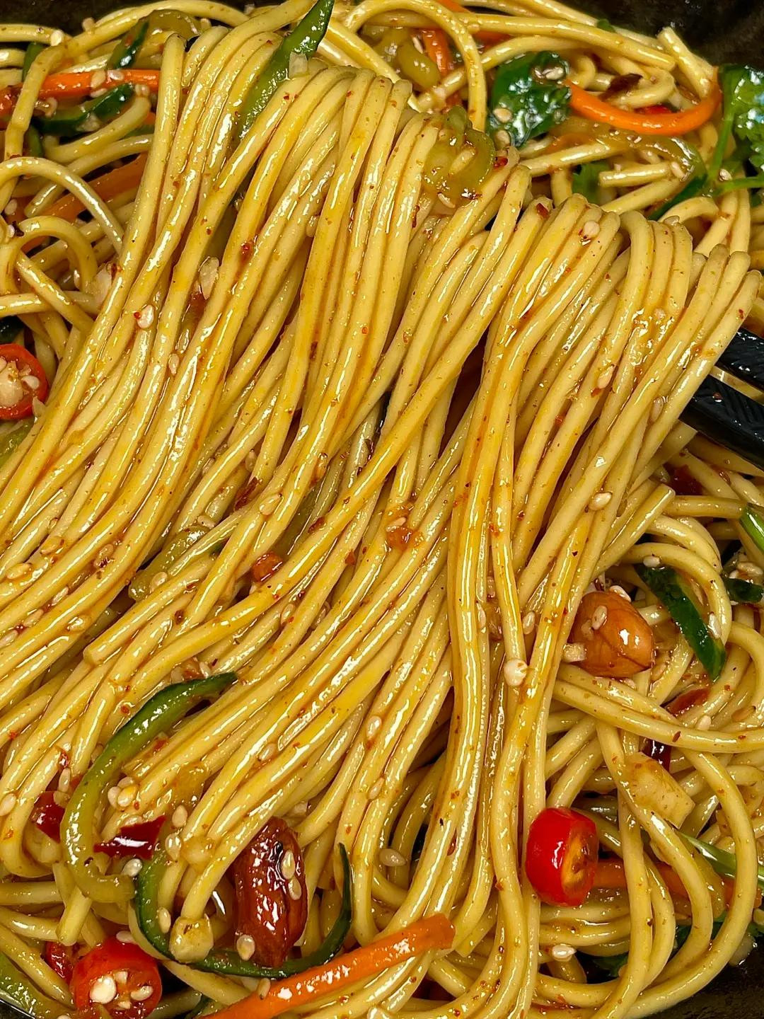 Mì trộn chua cay với đậu phộng, dưa leo và ớt tươi