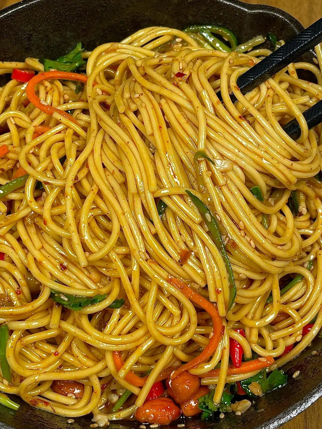 Mì trộn chua cay với đậu phộng, dưa leo và ớt tươi