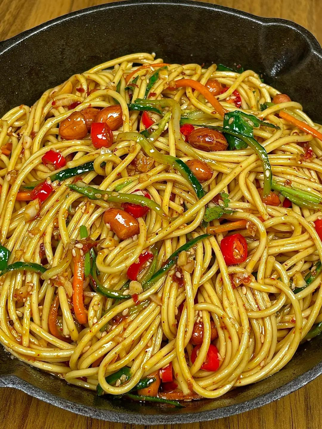 Mì trộn chua cay với đậu phộng, dưa leo và ớt tươi