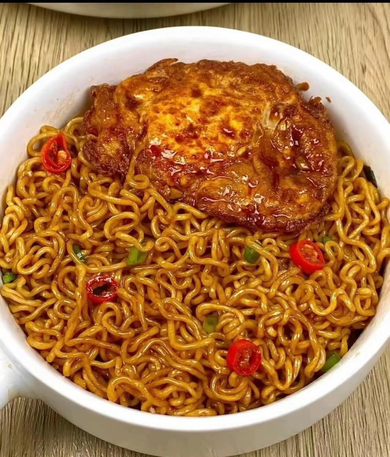 Mì trộn siêu đỉnh cao với trứng chiên giòn, tỏi ớt phi thơm và xối hành