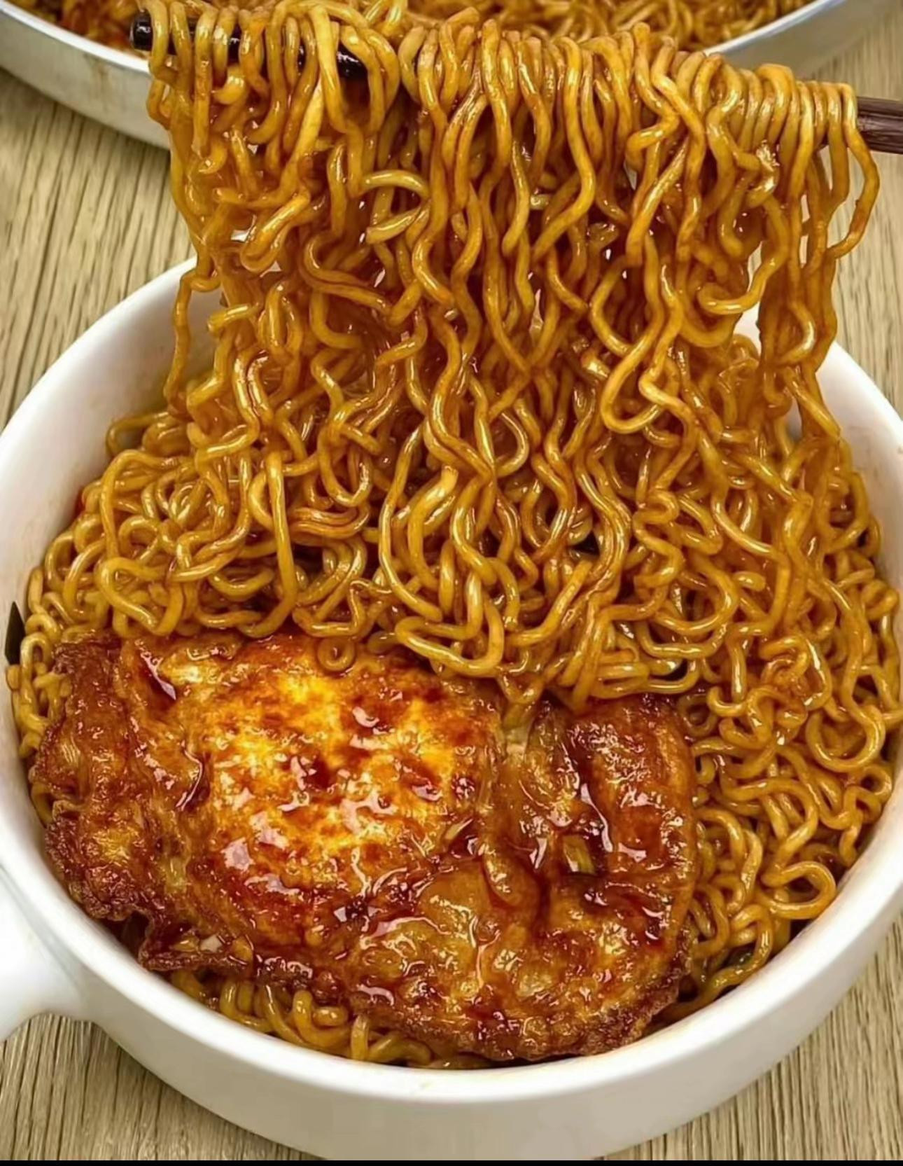 Mì trộn siêu đỉnh cao với trứng chiên giòn, tỏi ớt phi thơm và xối hành