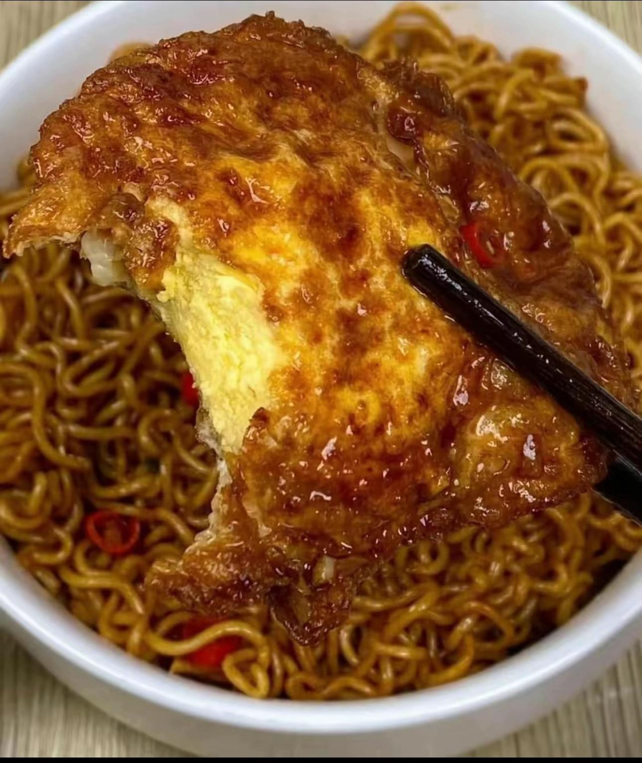 Mì trộn siêu đỉnh cao với trứng chiên giòn, tỏi ớt phi thơm và xối hành