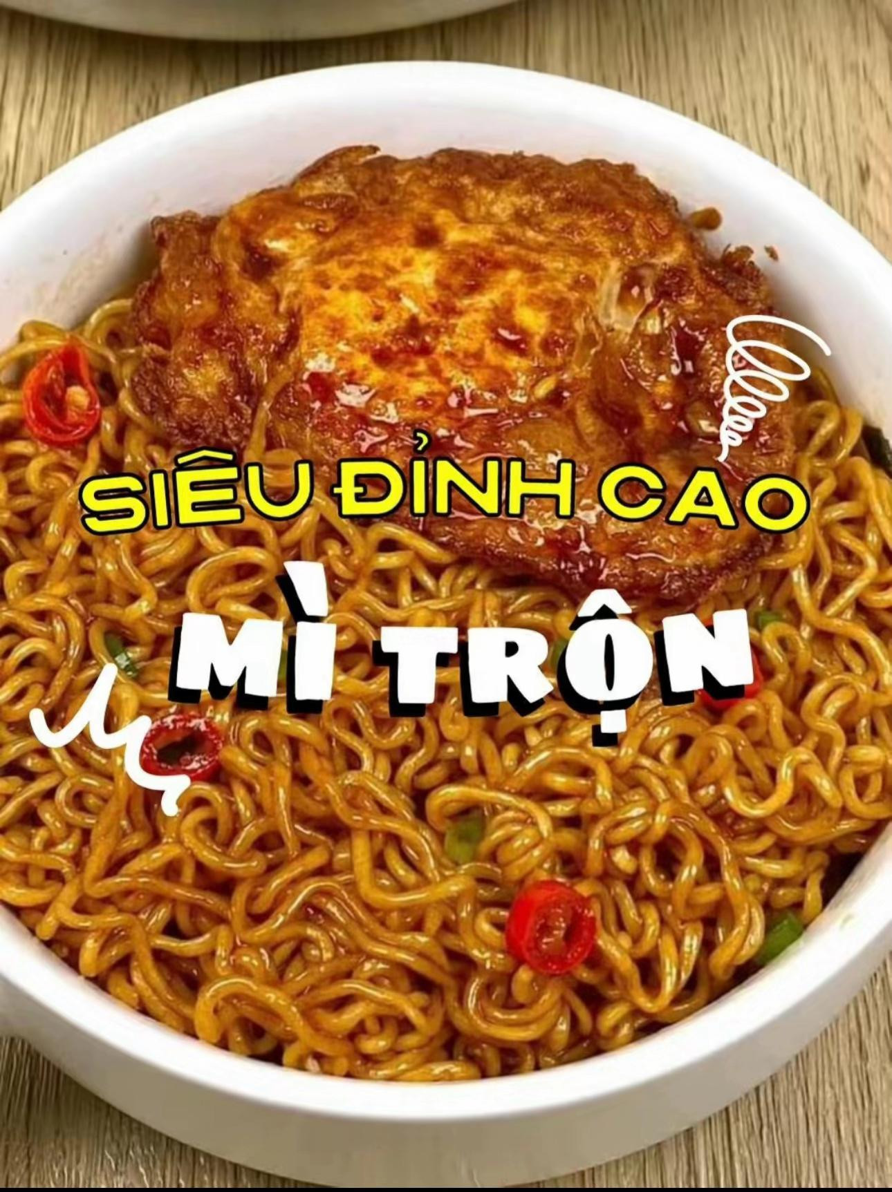 Mì trộn siêu đỉnh cao với trứng chiên giòn, tỏi ớt phi thơm và xối hành