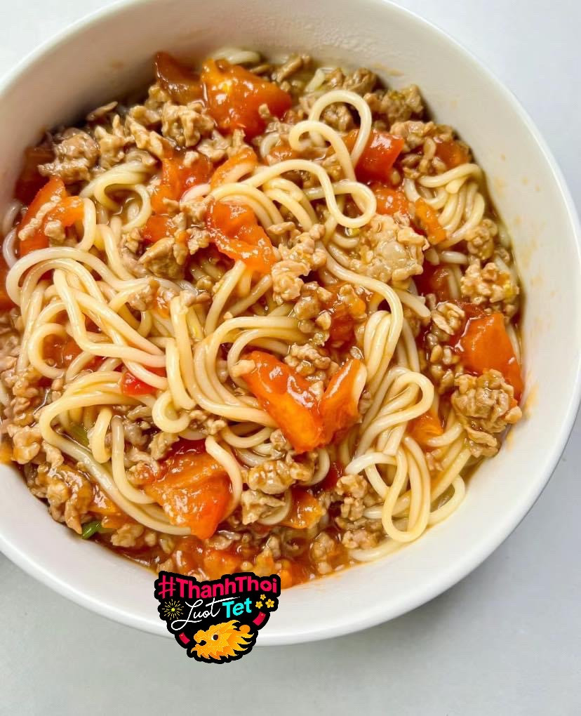 Mì trộn thịt băm cà chua sốt đậm đà