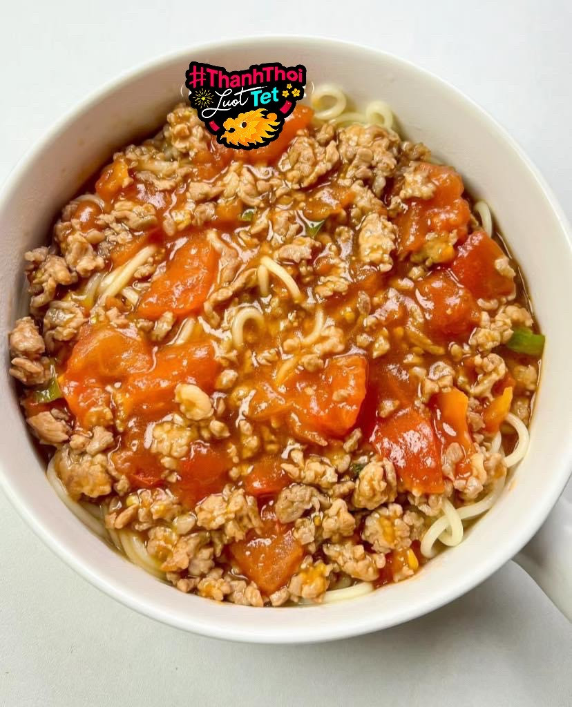 Mì trộn thịt băm cà chua sốt đậm đà