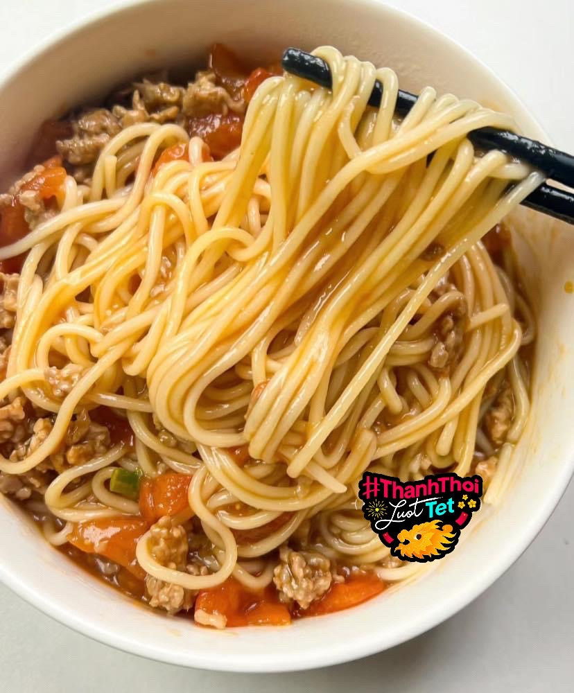 Mì trộn thịt băm cà chua sốt đậm đà