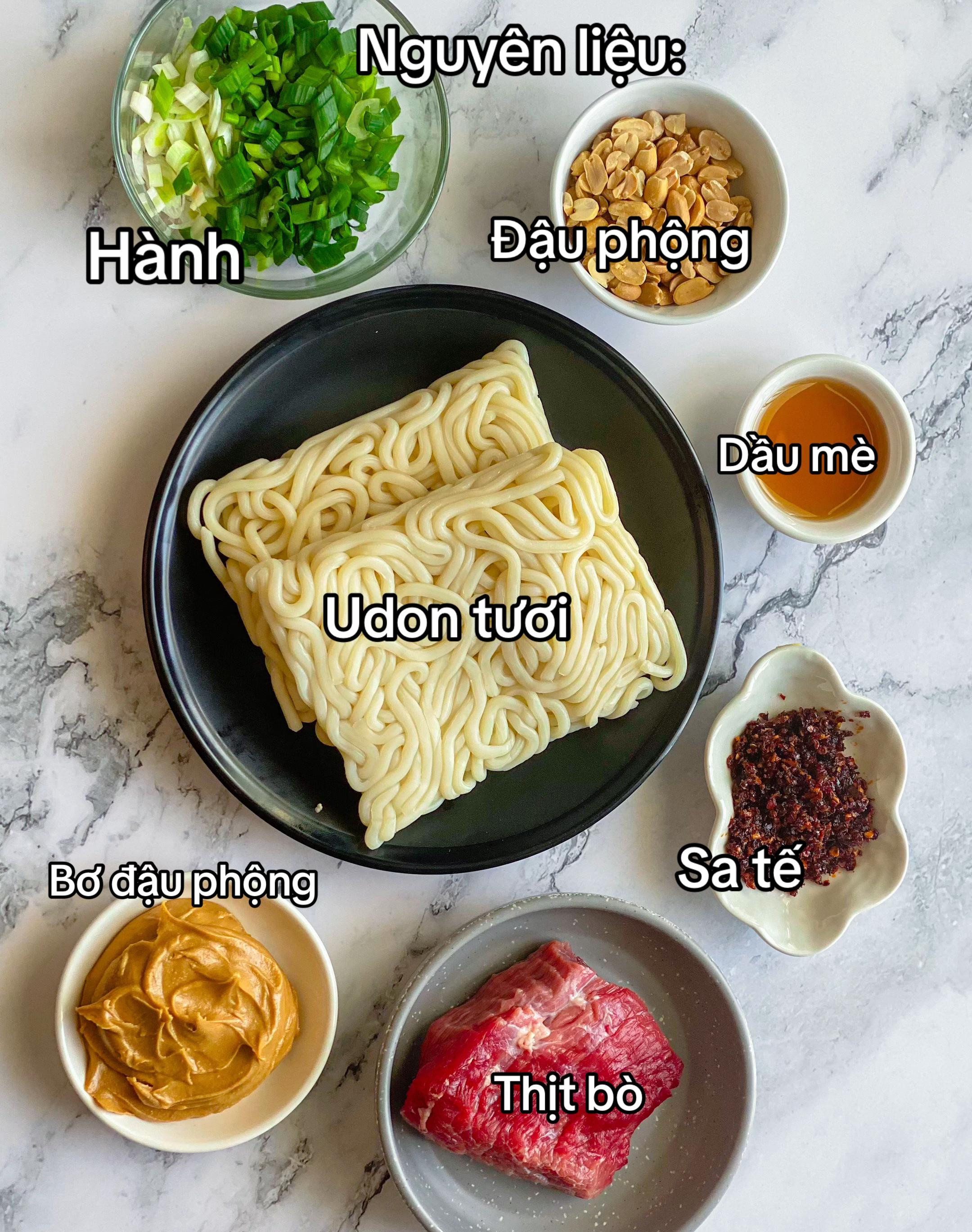 Mì Udon bò xào sốt bơ đậu phộng cay