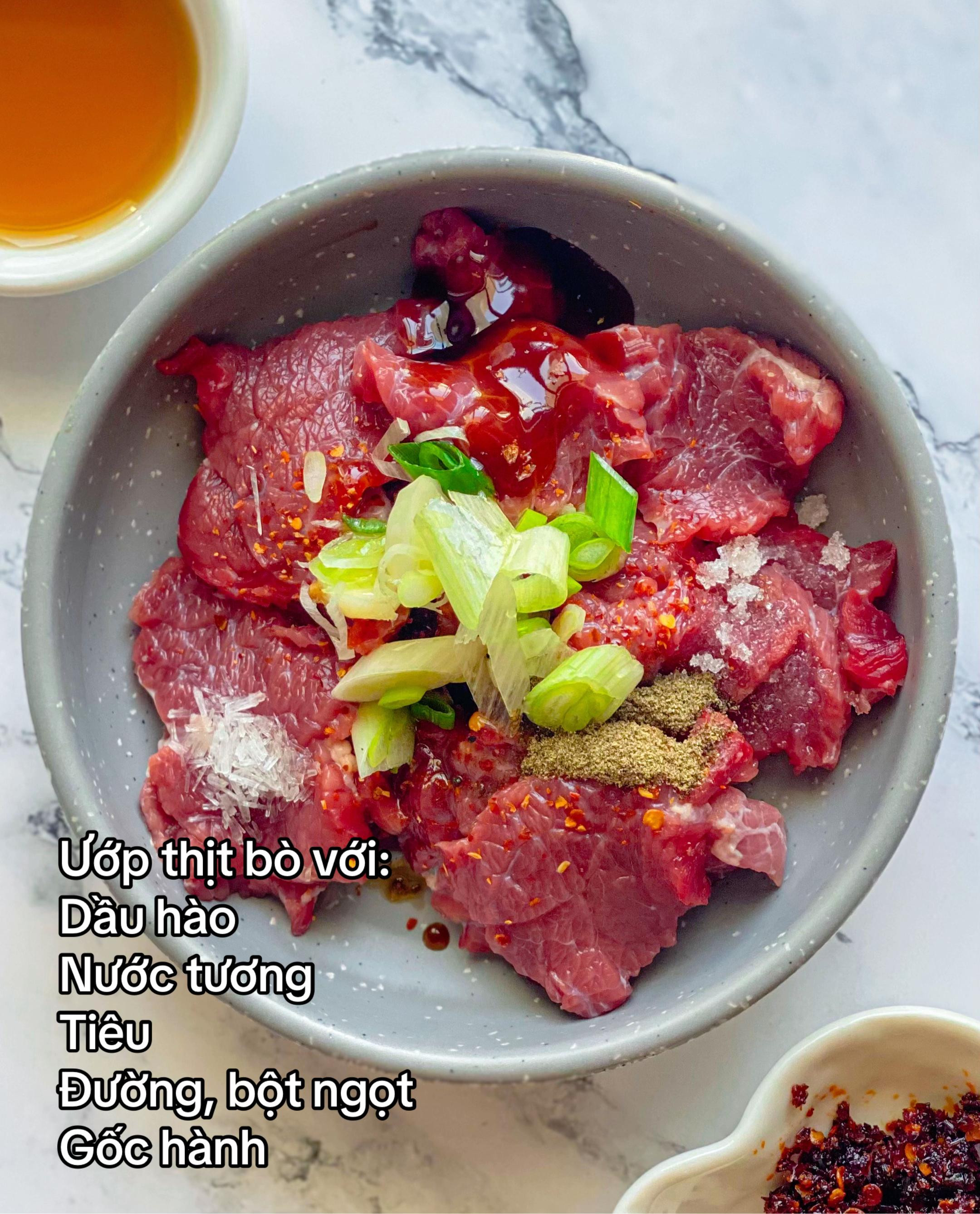 Mì Udon bò xào sốt bơ đậu phộng cay