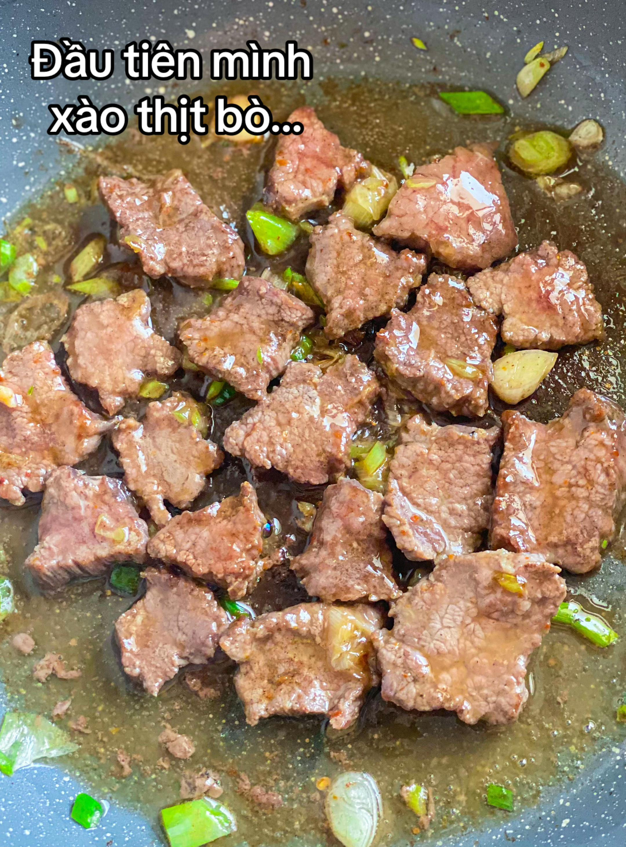 Mì Udon bò xào sốt bơ đậu phộng cay