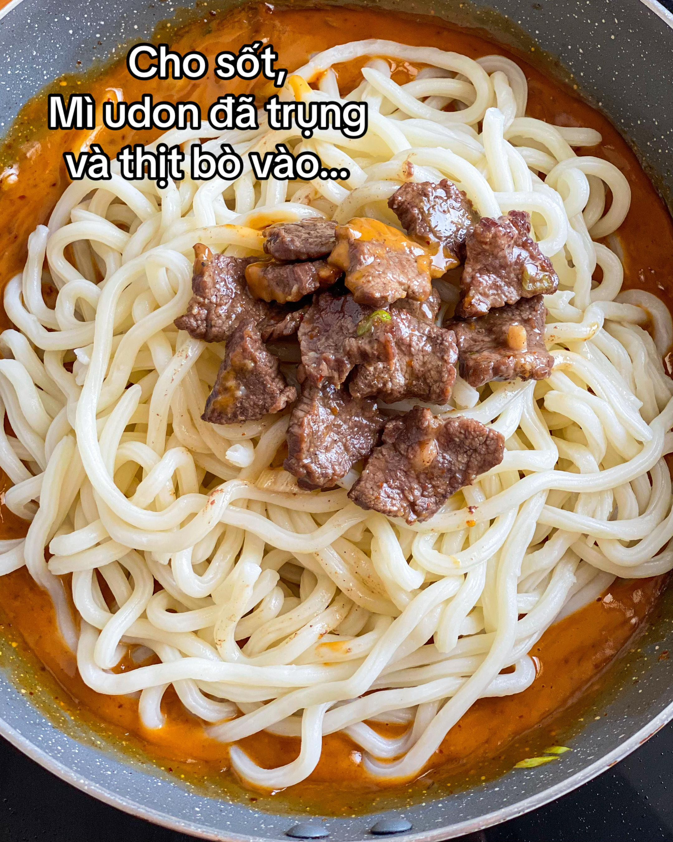 Mì Udon bò xào sốt bơ đậu phộng cay