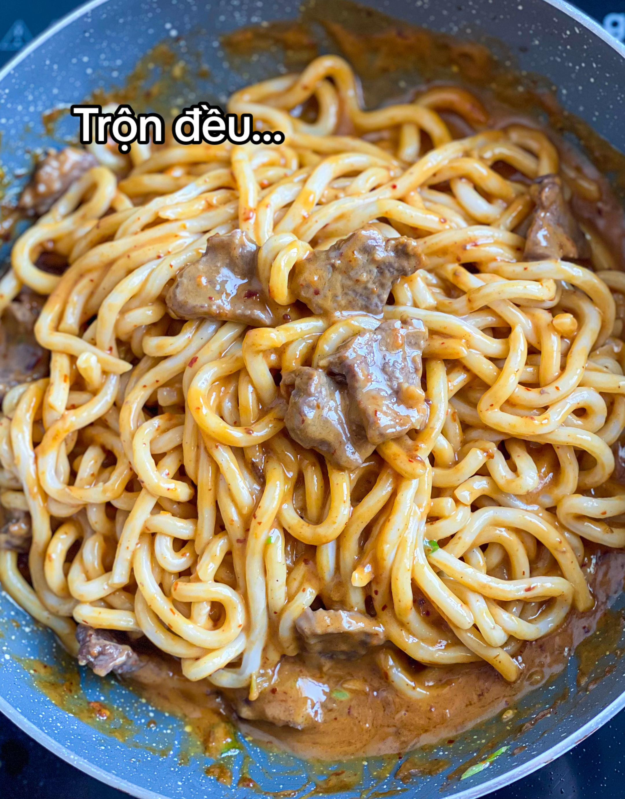 Mì Udon bò xào sốt bơ đậu phộng cay