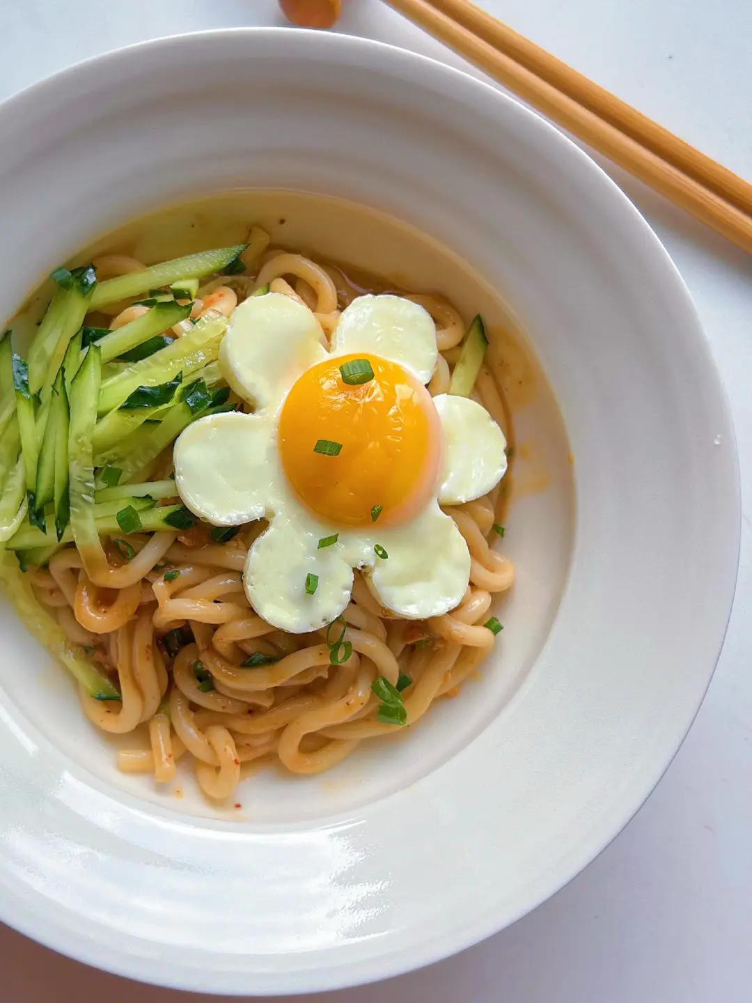 Mì Udon sốt đậu phộng với trứng chiên hình hoa và dưa chuột