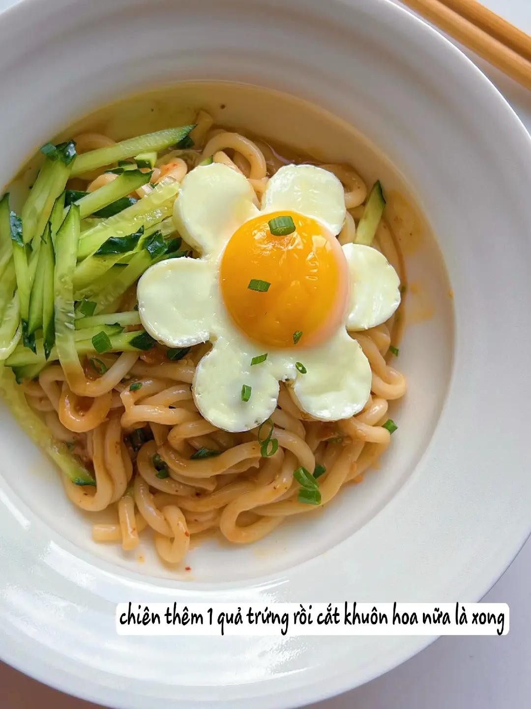 Mì Udon sốt đậu phộng với trứng chiên hình hoa và dưa chuột