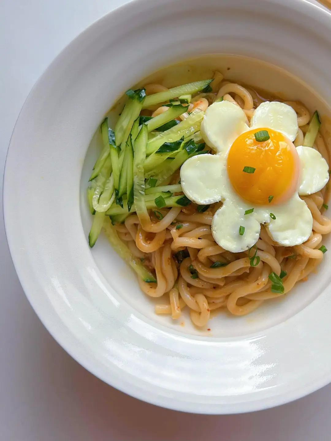 Mì Udon sốt đậu phộng với trứng chiên hình hoa và dưa chuột