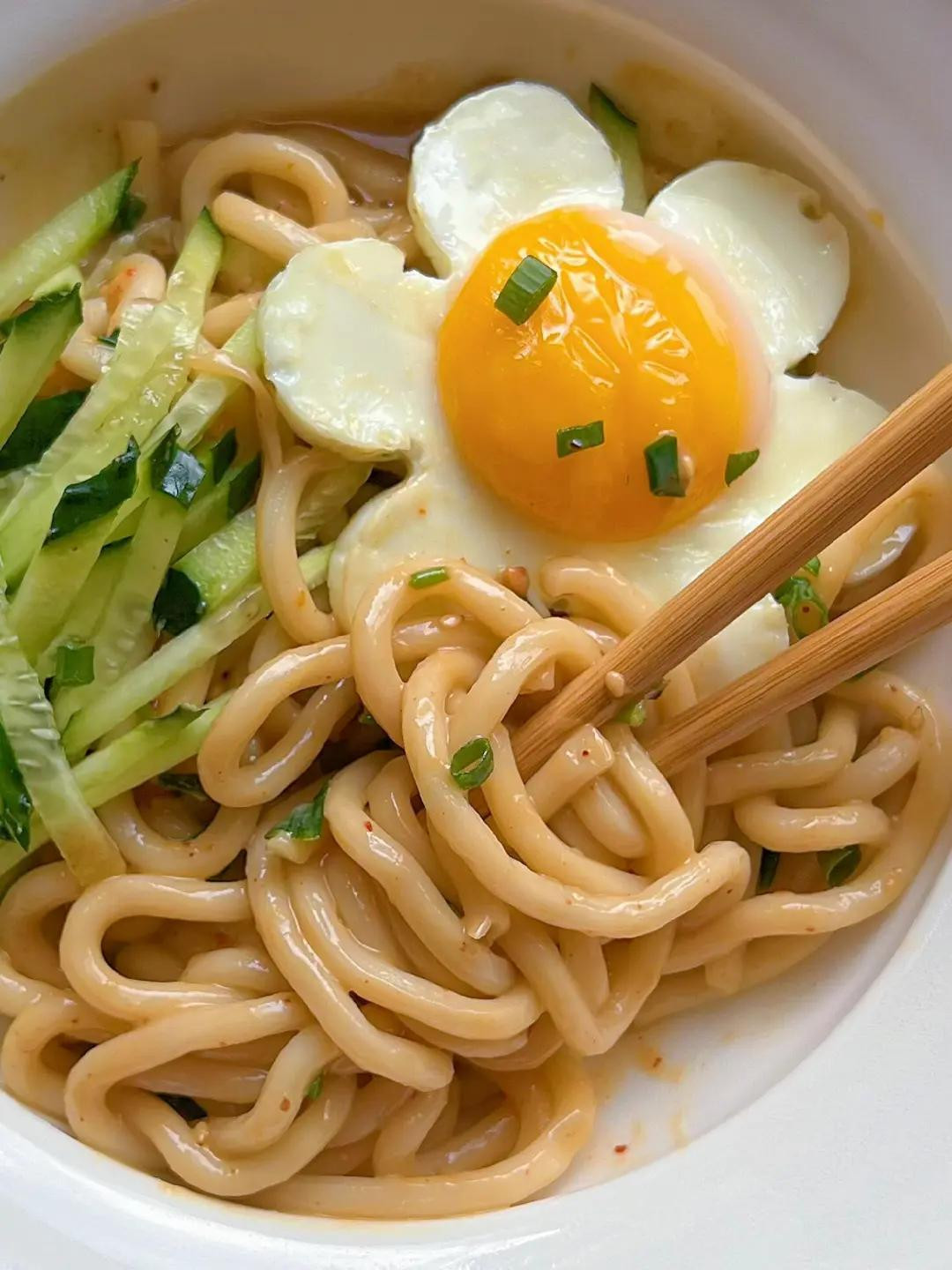 Mì Udon sốt đậu phộng với trứng chiên hình hoa và dưa chuột
