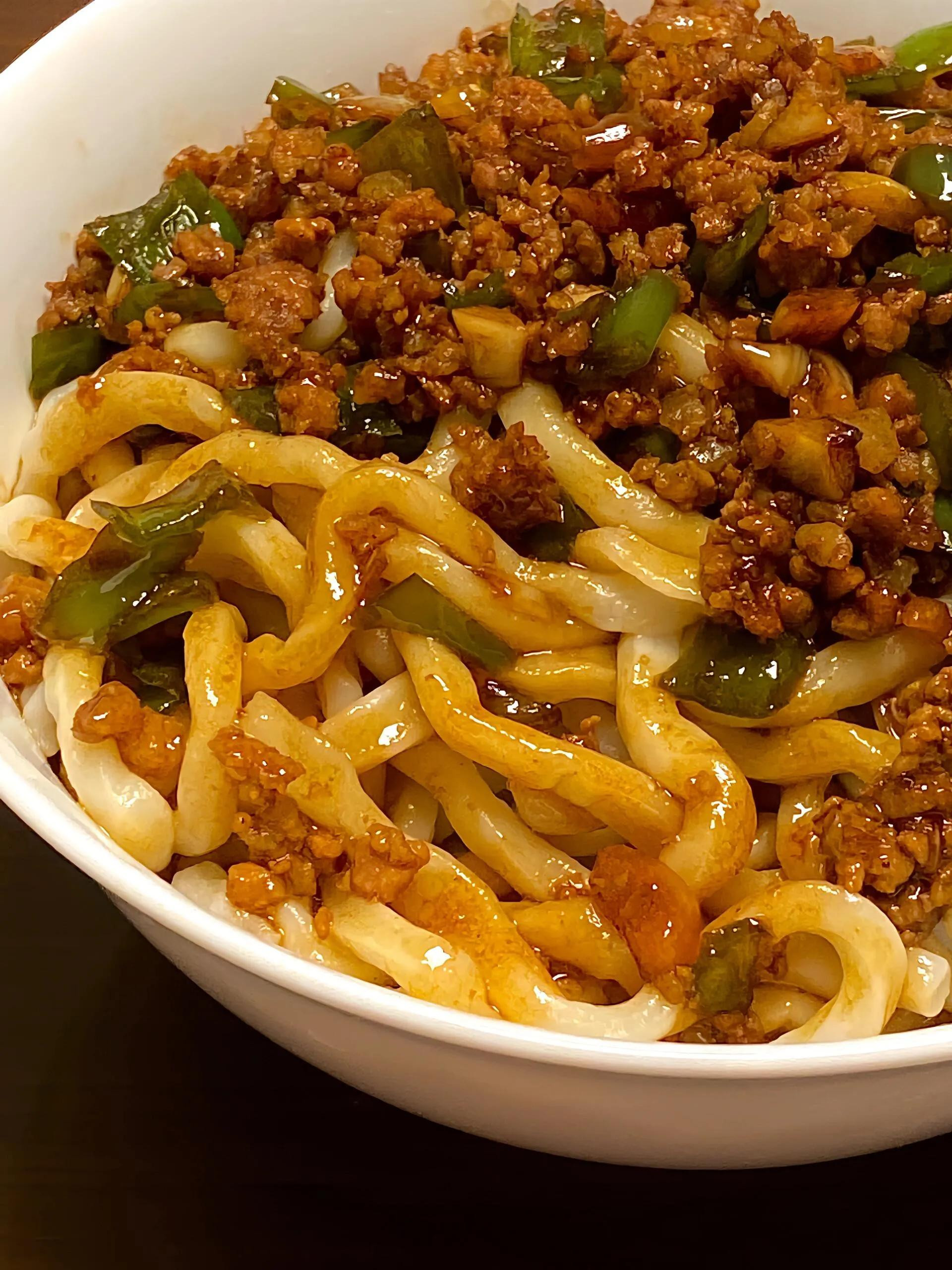 Mì udon trộn sốt thịt băm và ớt chuông xanh, món ăn ngon tuyệt