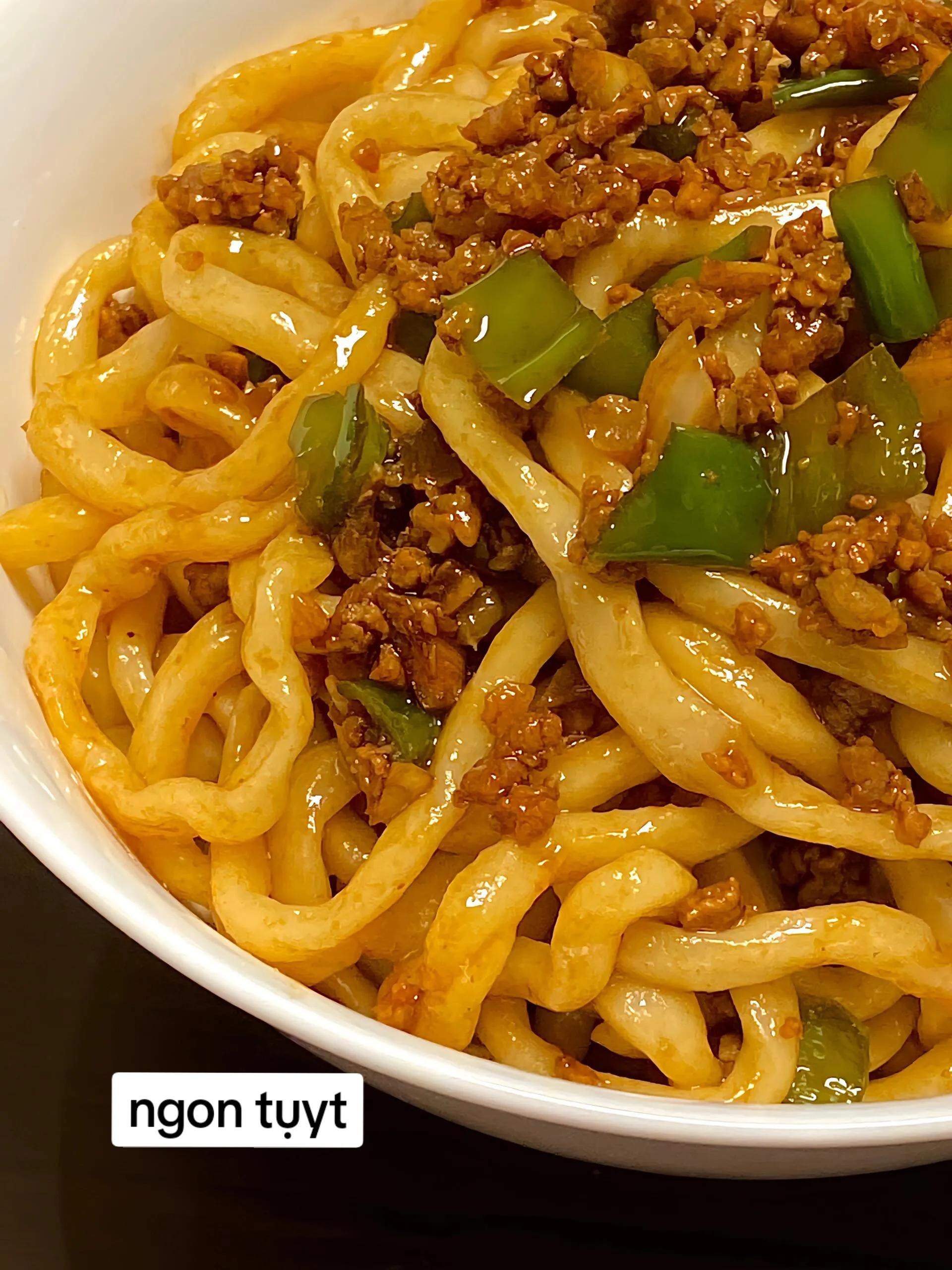 Mì udon trộn sốt thịt băm và ớt chuông xanh, món ăn ngon tuyệt