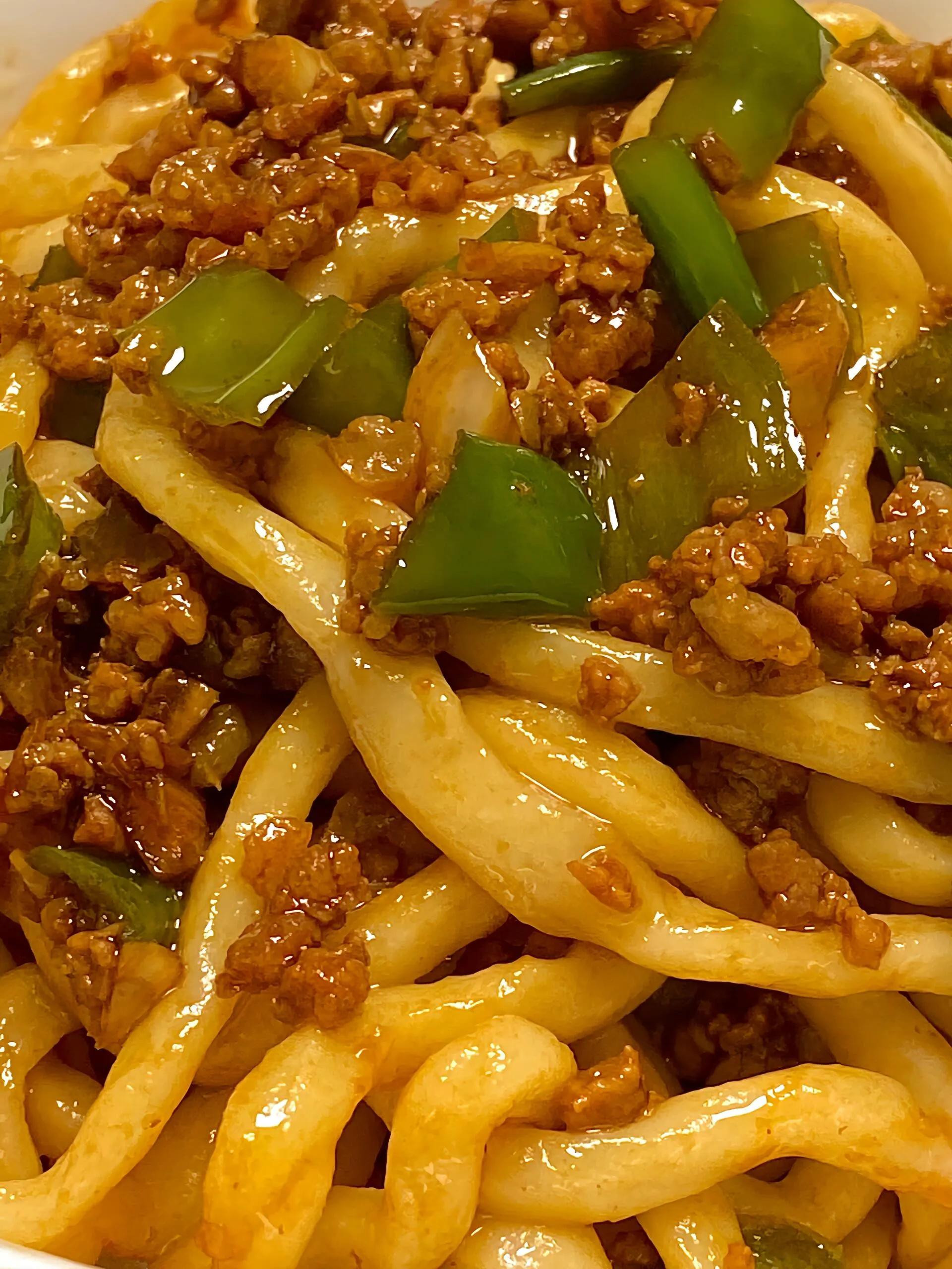 Mì udon trộn sốt thịt băm và ớt chuông xanh, món ăn ngon tuyệt