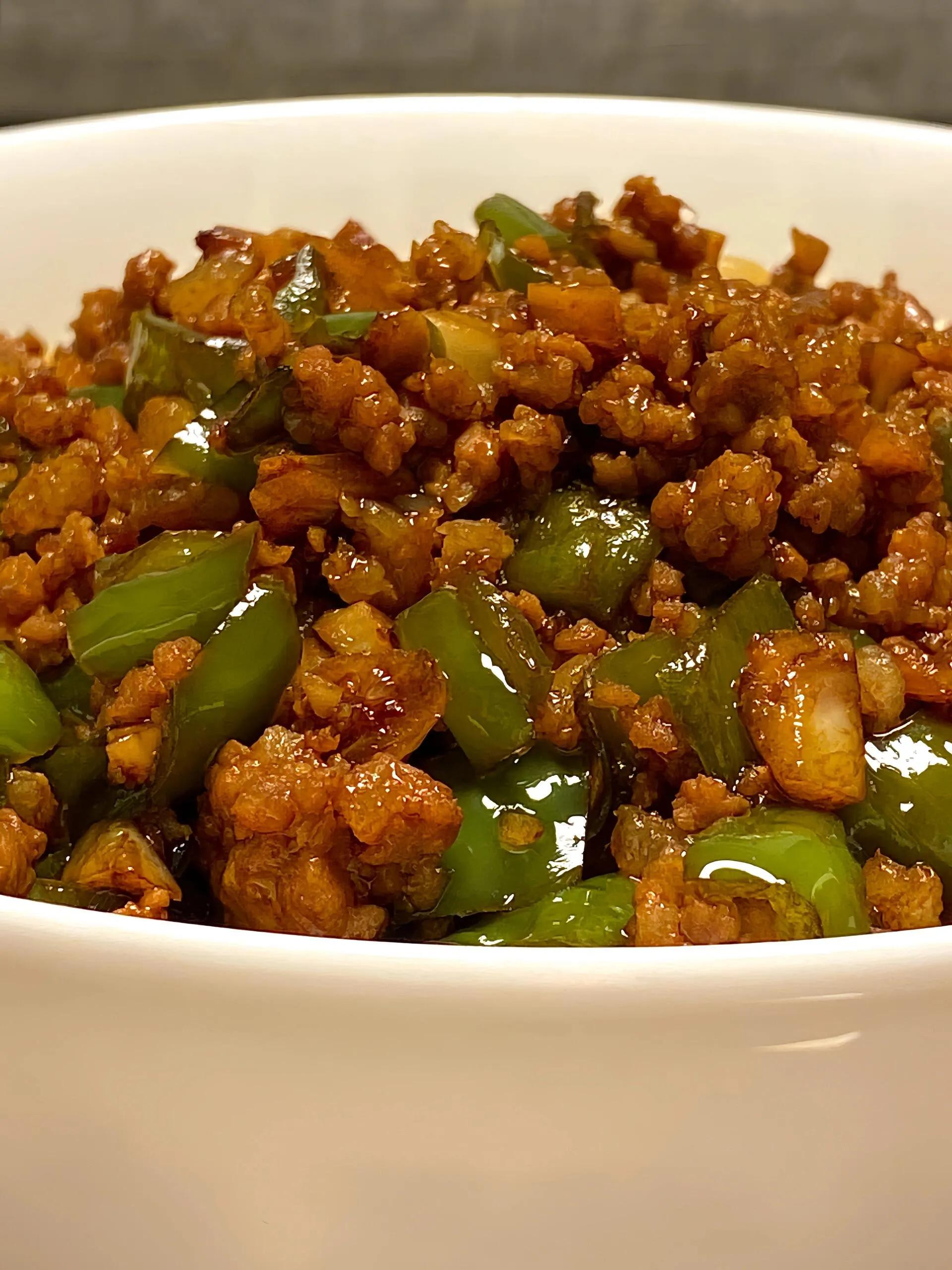 Mì udon trộn sốt thịt băm và ớt chuông xanh, món ăn ngon tuyệt