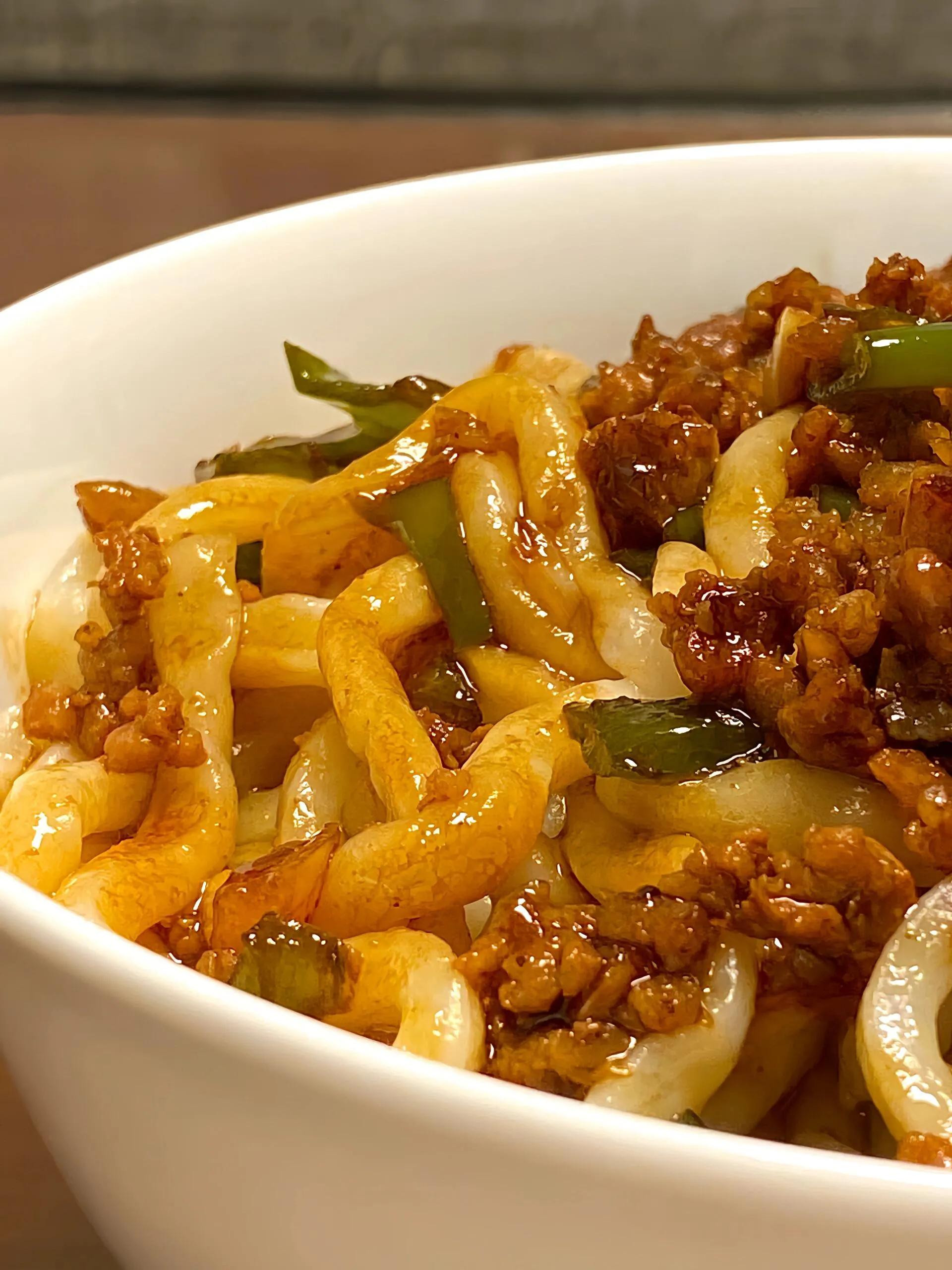 Mì udon trộn sốt thịt băm và ớt chuông xanh, món ăn ngon tuyệt