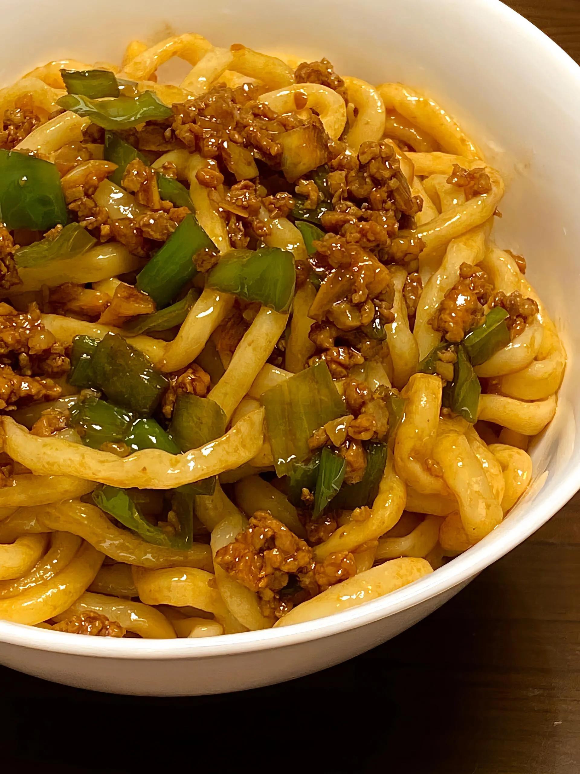 Mì udon trộn sốt thịt băm và ớt chuông xanh, món ăn ngon tuyệt
