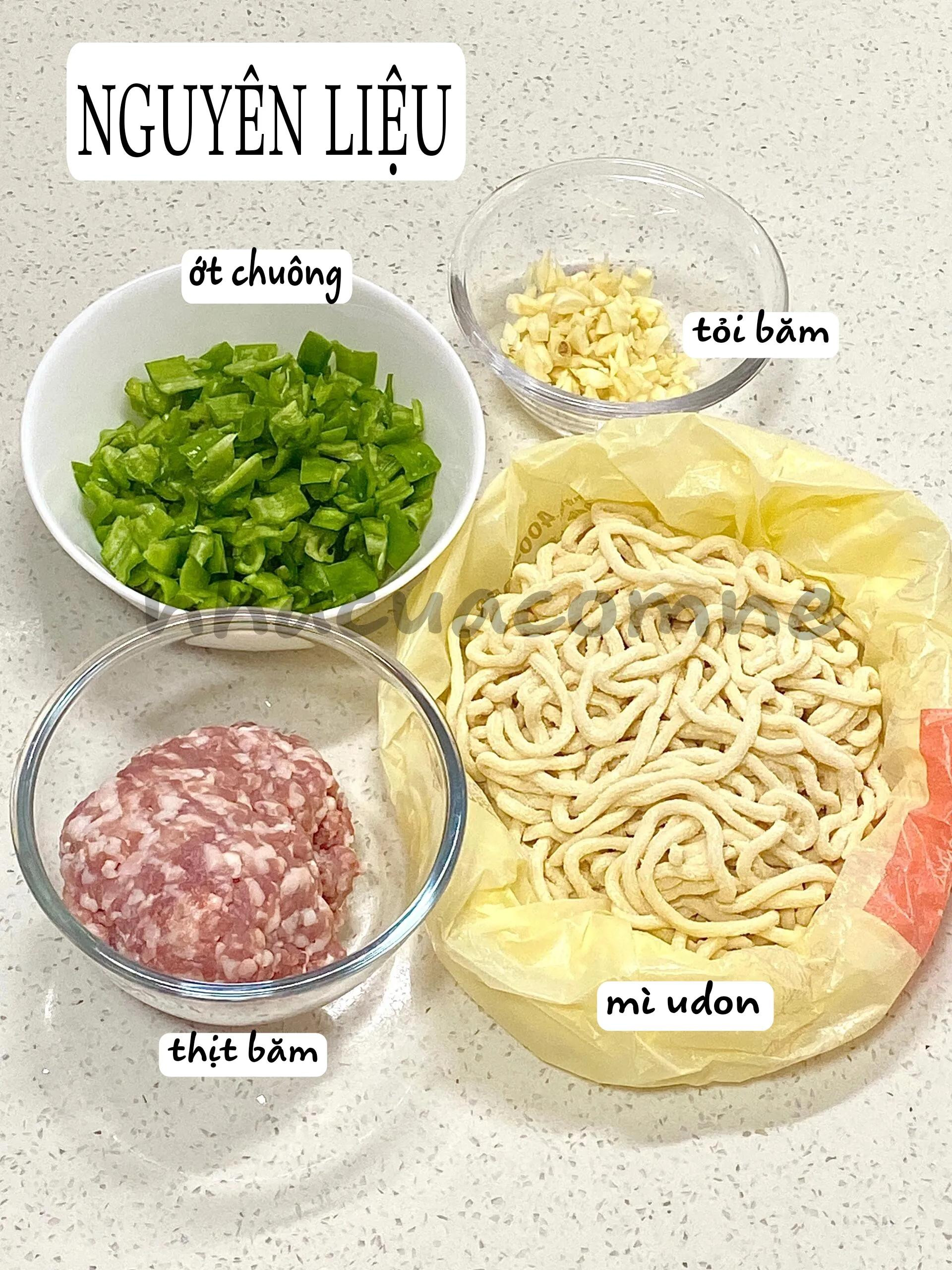 Mì udon trộn sốt thịt băm và ớt chuông xanh, món ăn ngon tuyệt