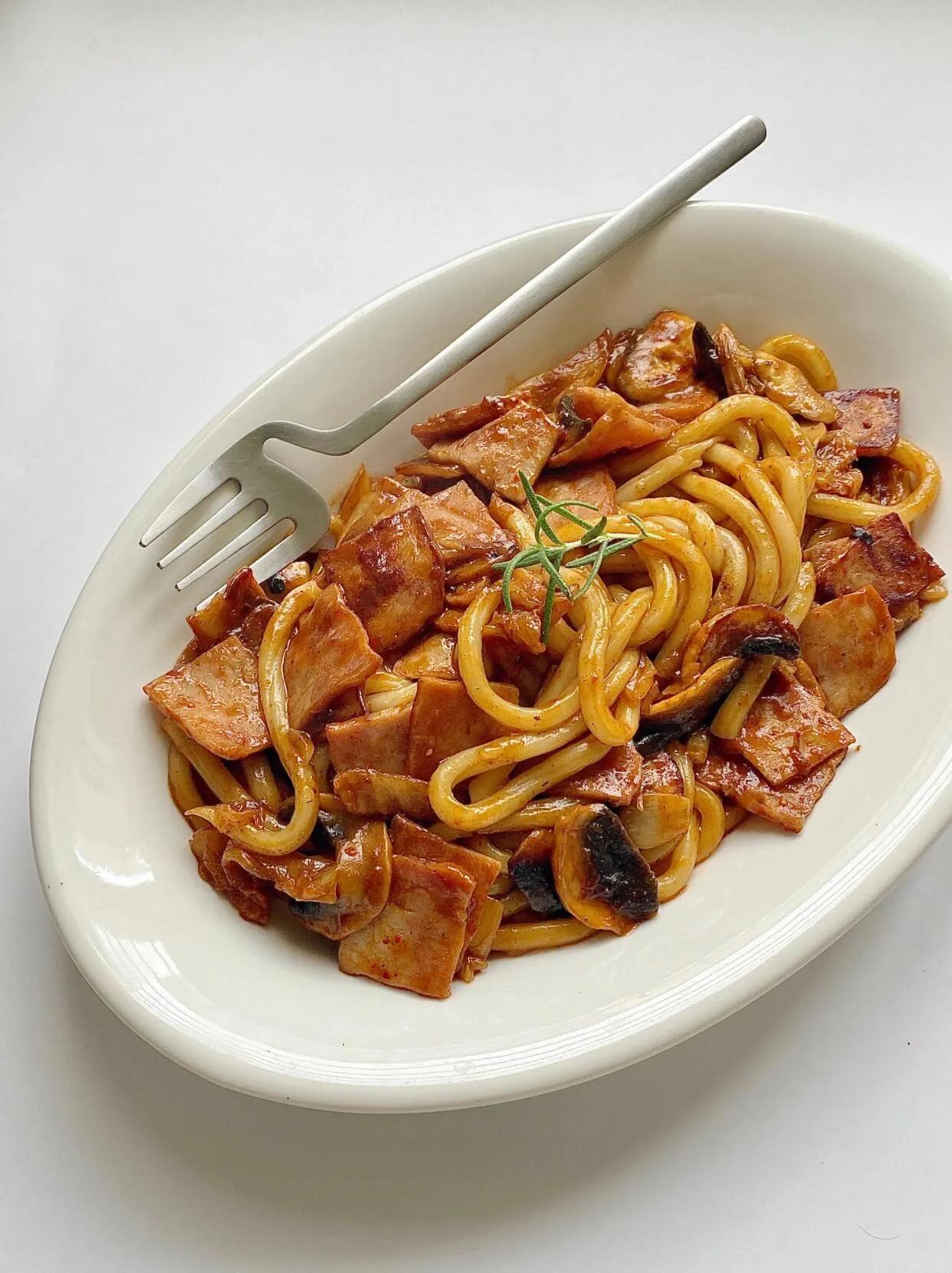 Mì Udon xào kim chi thịt xông khói và nấm sốt cay Hàn Quốc