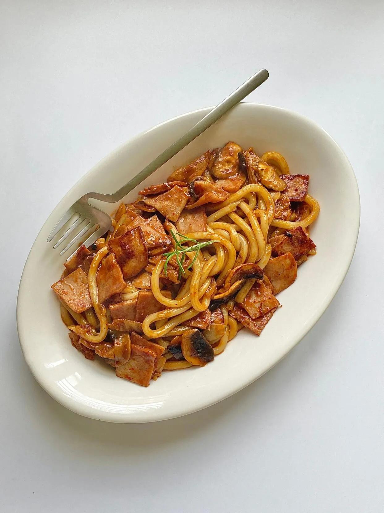 Mì Udon xào kim chi thịt xông khói và nấm sốt cay Hàn Quốc