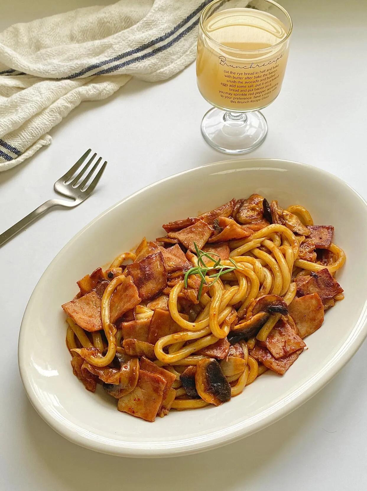 Mì Udon xào kim chi thịt xông khói và nấm sốt cay Hàn Quốc