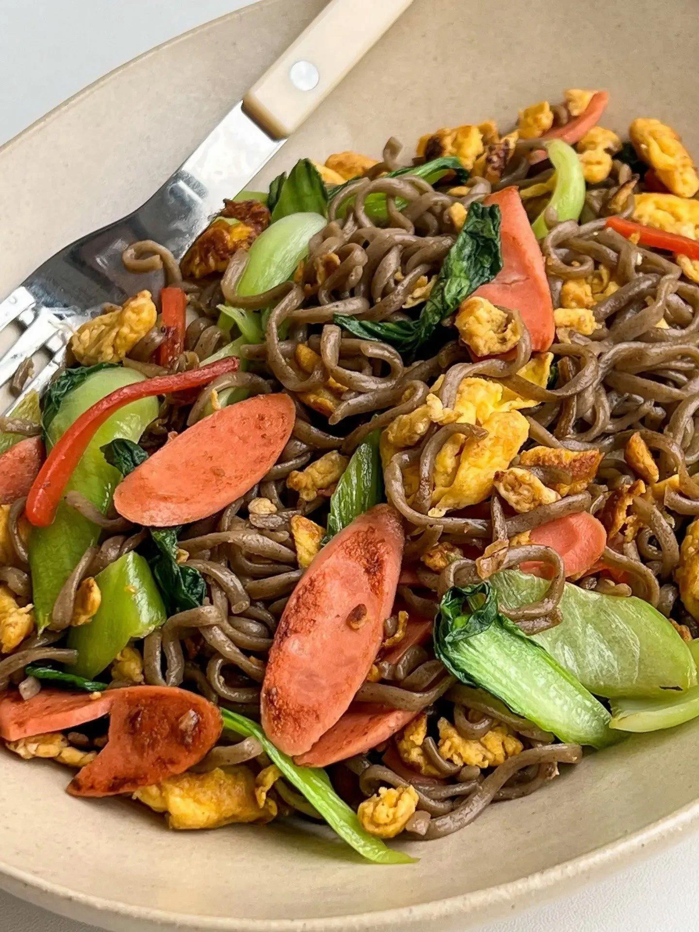 Mì xào soba với trứng, xúc xích và rau xanh