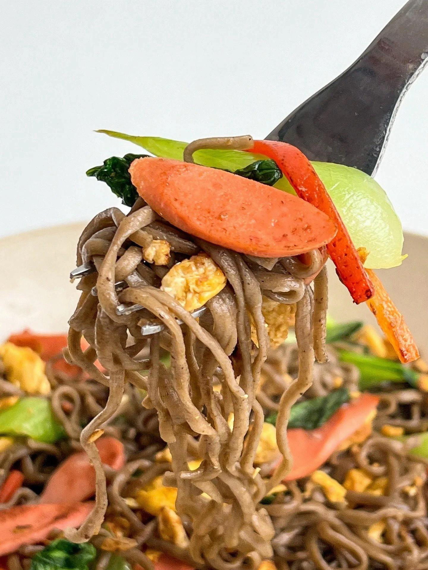 Mì xào soba với trứng, xúc xích và rau xanh
