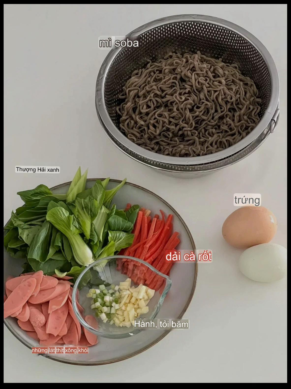Mì xào soba với trứng, xúc xích và rau xanh