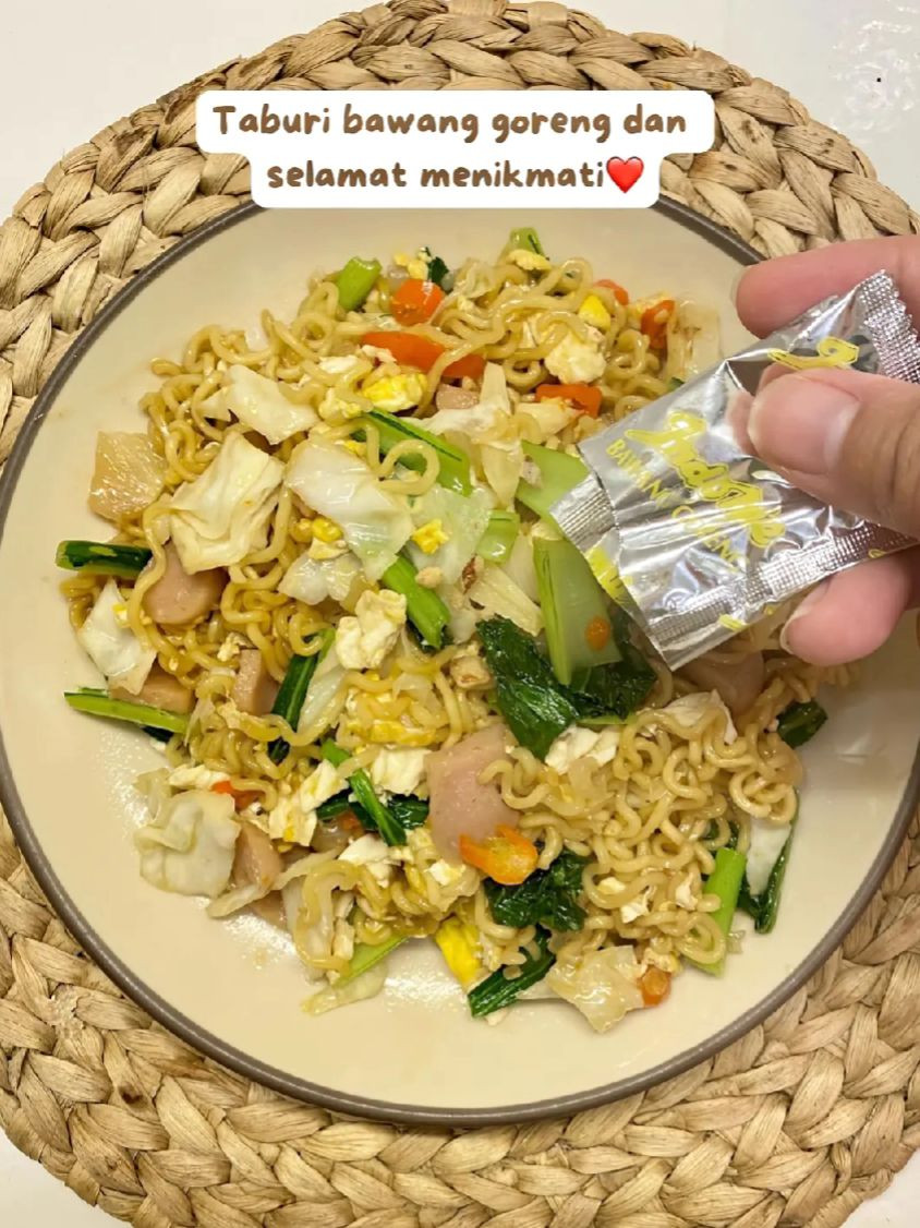 Mie Dok-dok Indomie Goreng: Mẹo chế biến mì ăn liền với trứng, xúc xích và rau
