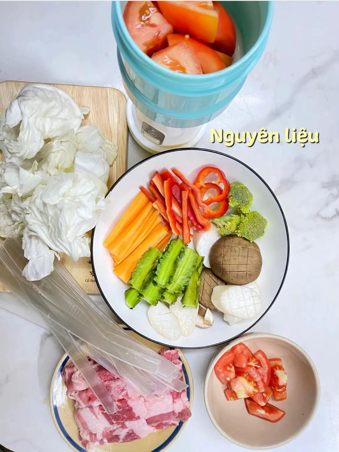 Miến Bò sốt cà chua với rau củ và ba chỉ bò