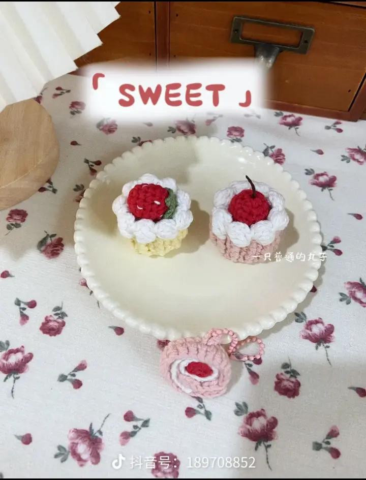 Mini Crochet Cupcake Pattern: Strawberry and Cherry Cake Tutorial Chart
