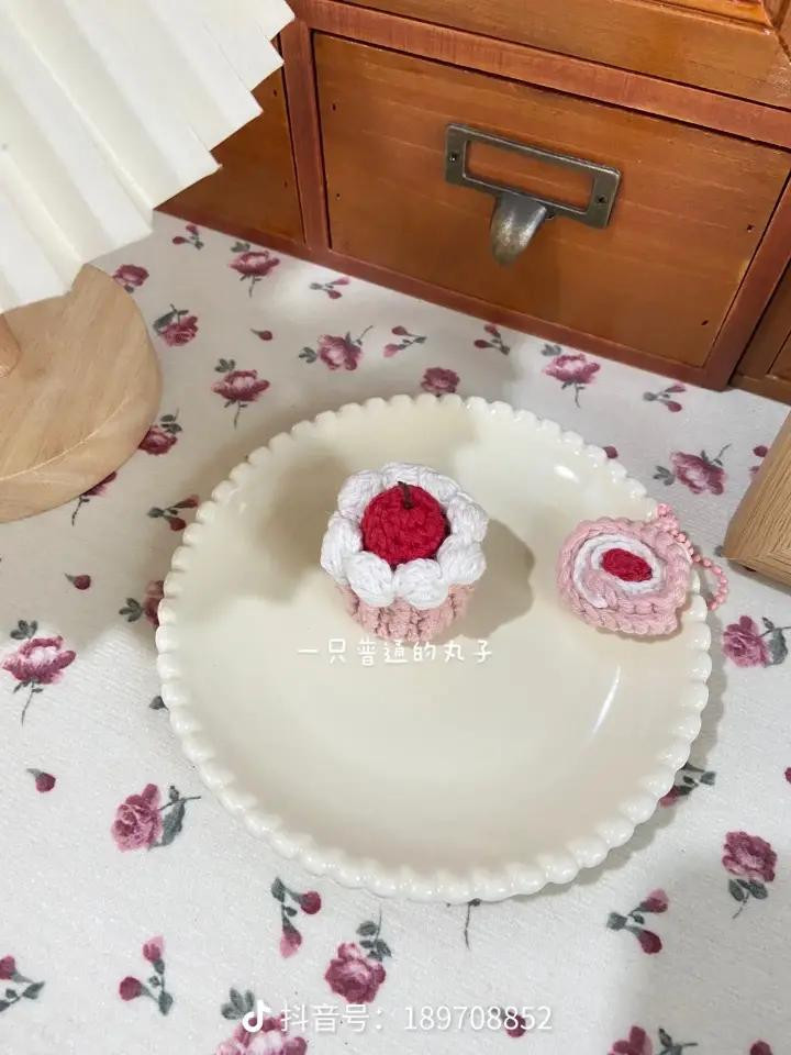 Mini Crochet Cupcake Pattern: Strawberry and Cherry Cake Tutorial Chart