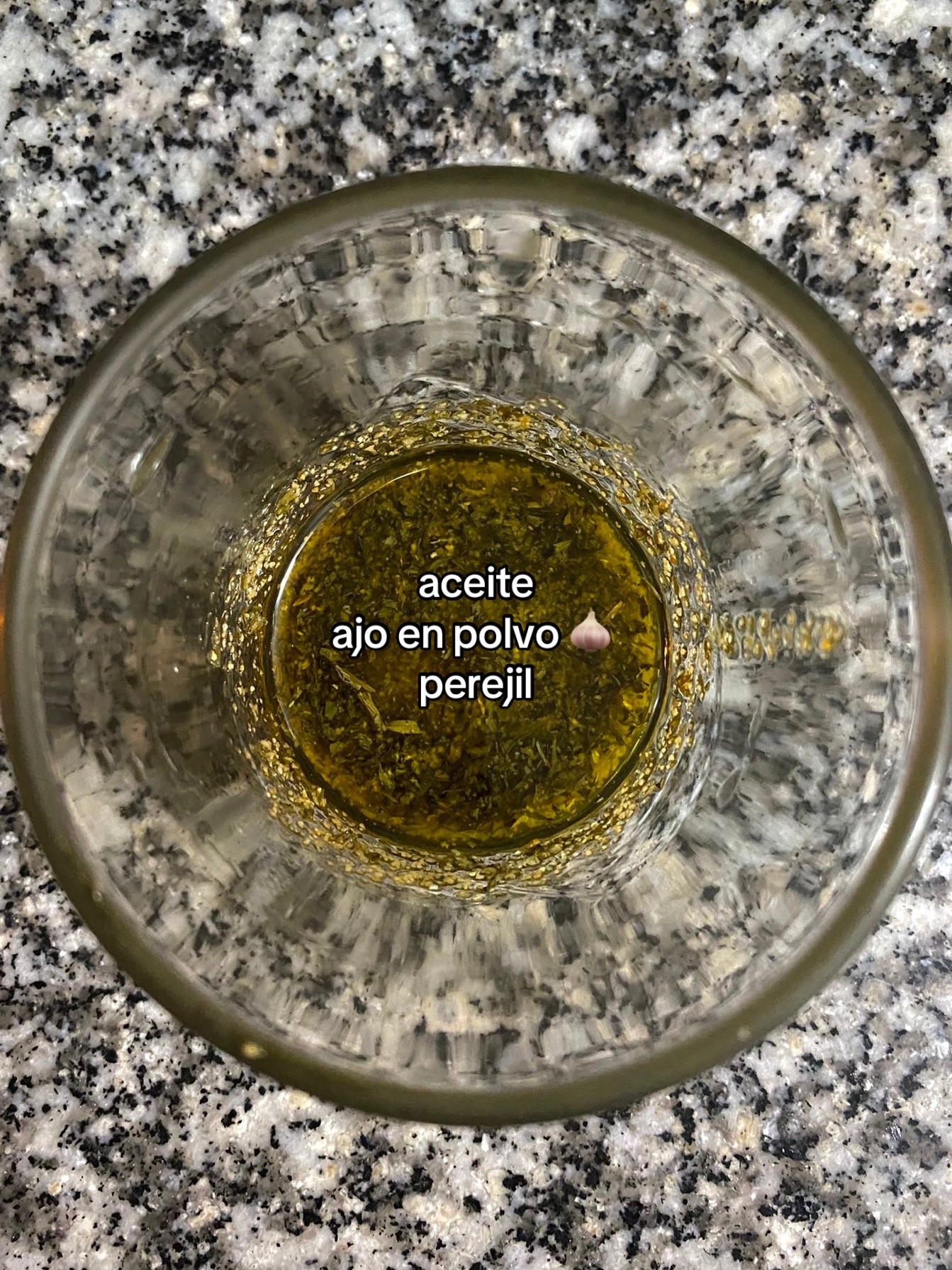 Mini pizzas de pan de ajo: receta fácil con harina, aceite de oliva y queso gratinado