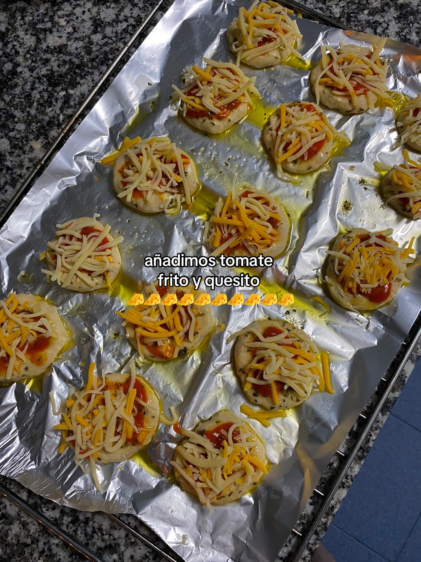 Mini pizzas de pan de ajo: receta fácil con harina, aceite de oliva y queso gratinado