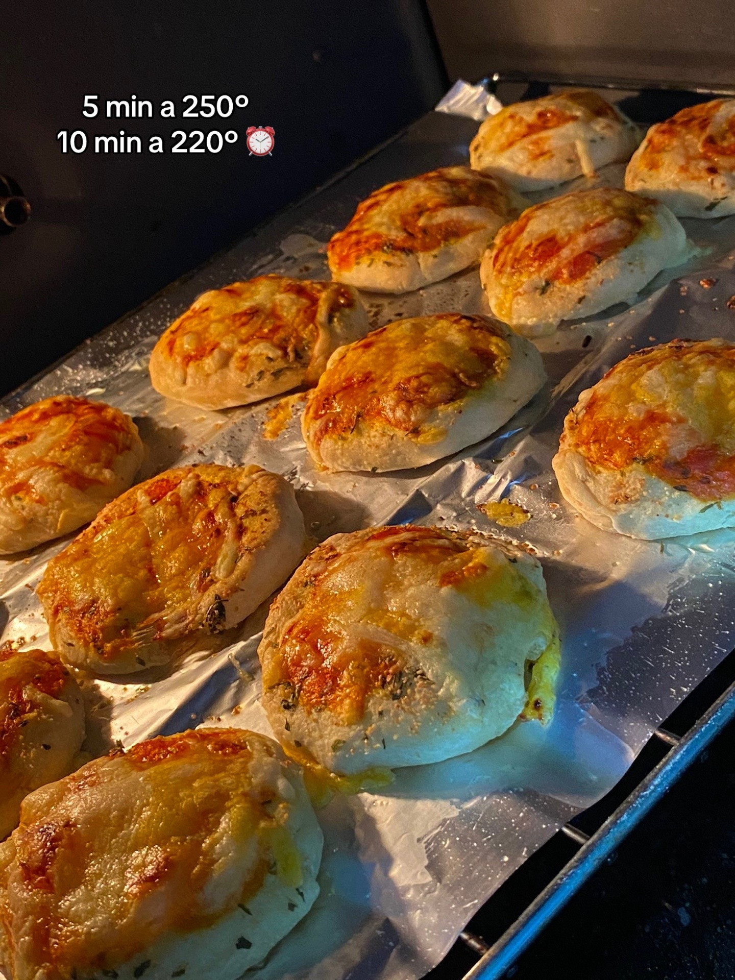 Mini pizzas de pan de ajo: receta fácil con harina, aceite de oliva y queso gratinado