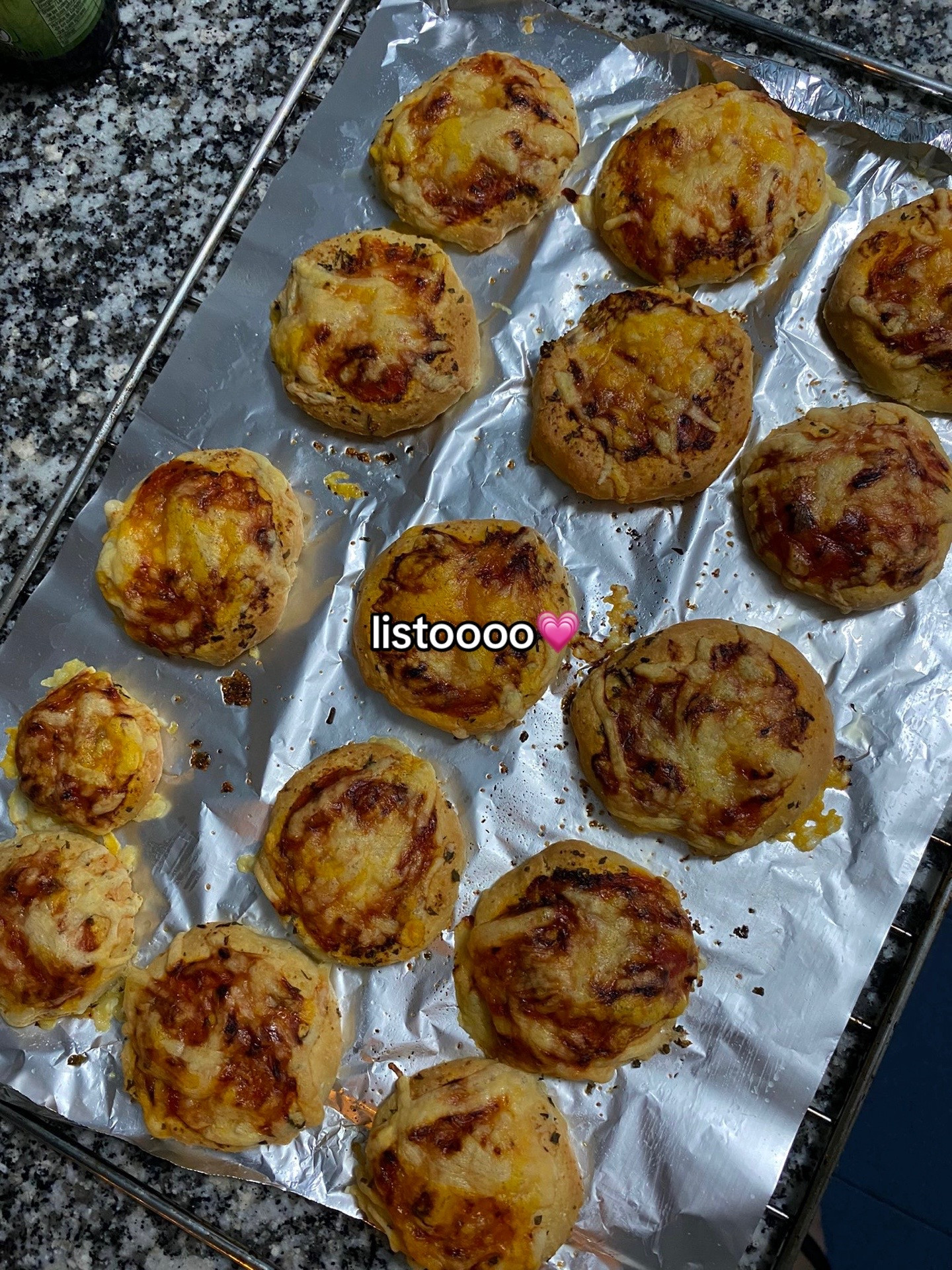 Mini pizzas de pan de ajo: receta fácil con harina, aceite de oliva y queso gratinado