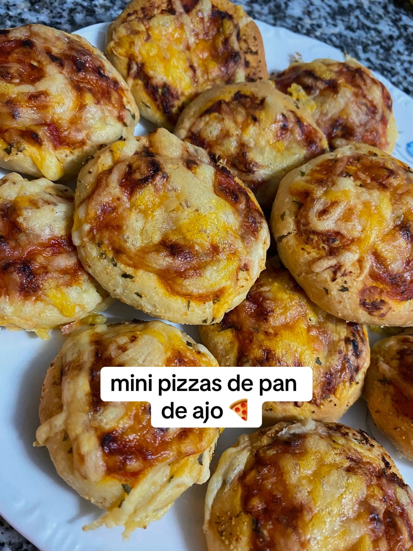 Mini pizzas de pan de ajo: receta fácil con harina, aceite de oliva y queso gratinado